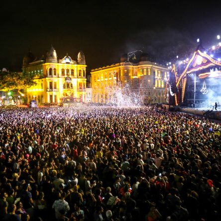 Fotográfia com imagem do Marco Zero no carnaval de noite, com várias pessoas assistindo o show