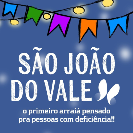 card com fundo azul escuro, na parte superior tem bandeiras de São João coloridas. Na parte central em letras brancas maiúscula “São João do Vale” ao lado tem uma borboleta-branca. Abaixo tem em letra branca maiúscula “o primeiro arraiá pensado pra pessoas com deficiência."