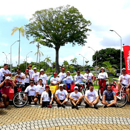 Fotografia com 29 pessoas posando, ao fundo uma praça com árvores.