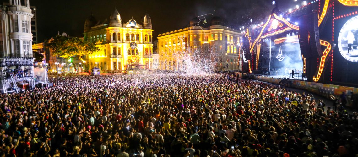 Fotográfia com imagem do Marco Zero no carnaval de noite, com várias pessoas assistindo o show